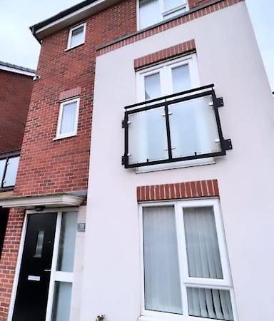 3 Stories, 5 Bedroom House In Prime Location With Balcony And Shared Garden Liverpool Eksteriør bilde