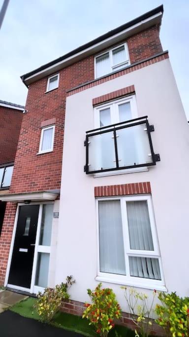 3 Stories, 5 Bedroom House In Prime Location With Balcony And Shared Garden Liverpool Eksteriør bilde