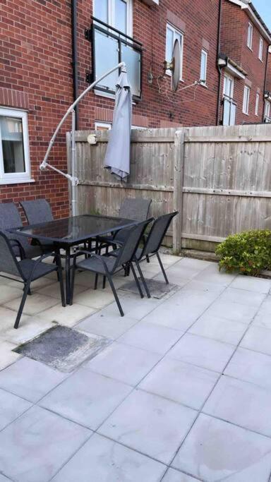 3 Stories, 5 Bedroom House In Prime Location With Balcony And Shared Garden Liverpool Eksteriør bilde