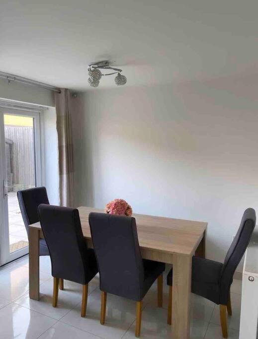 3 Stories, 5 Bedroom House In Prime Location With Balcony And Shared Garden Liverpool Eksteriør bilde