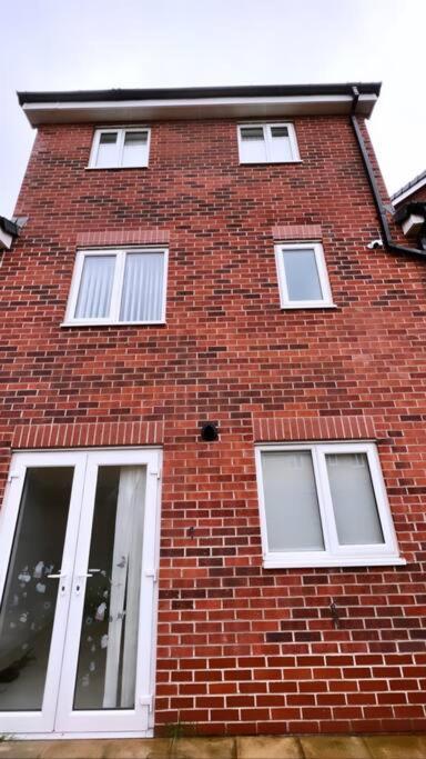 3 Stories, 5 Bedroom House In Prime Location With Balcony And Shared Garden Liverpool Eksteriør bilde